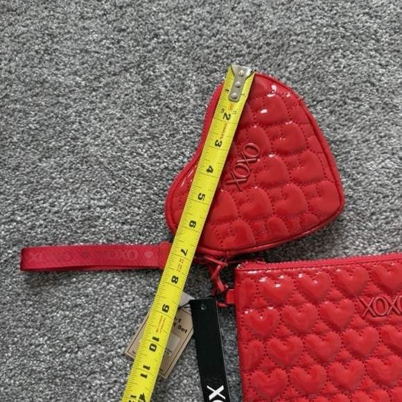 XOXO Womans Red 2 In 1 Rectangle And Heart Puffer Wristlet Set - Picture 8 of 12